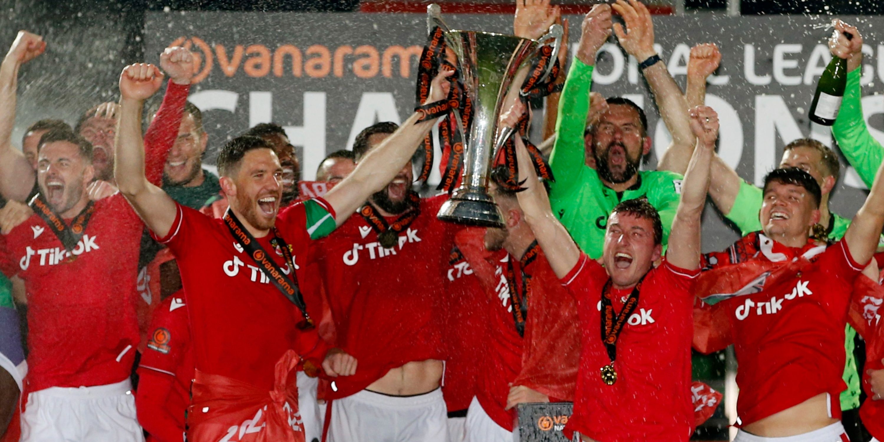 wrexham-afc-lift-national-league-trophy